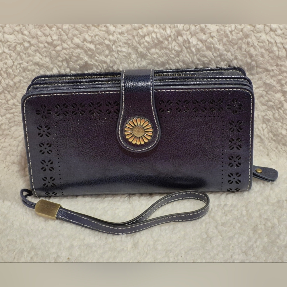NWOT Charmore Large Wallet/ Organizer with Wristlit